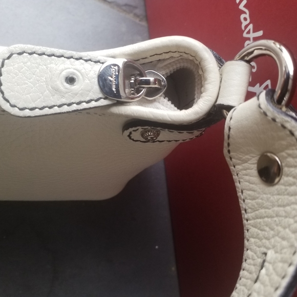 Gorgeous Ferragamo Shoulder Bag - Picture 8 of 9